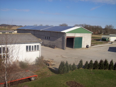 Die Wirtschaftsgebäude mit Solardach