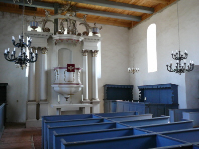 Der Altar mit Kanzelkrone