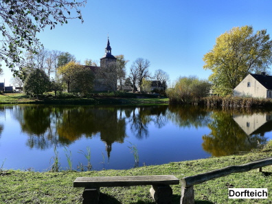 Dorfteich mit Blick auf die Kirche