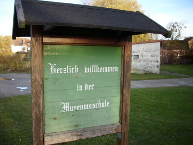 Hinweisschild zur alten Museumsschule