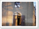 Der Eingang mit neu saniertem Turmfenster Der Eingang mit neu saniertem Turmfenster