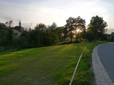 Der neue Übungsplatz mit Kirche im Hintergrund