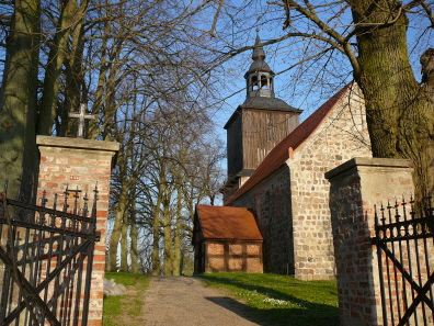 Die Dorfkirche im Frühjahr