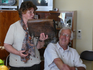 Herr Sydow (rechts) führt kompetent durch die Museumsschule - links Frau Sydow ( 2015)